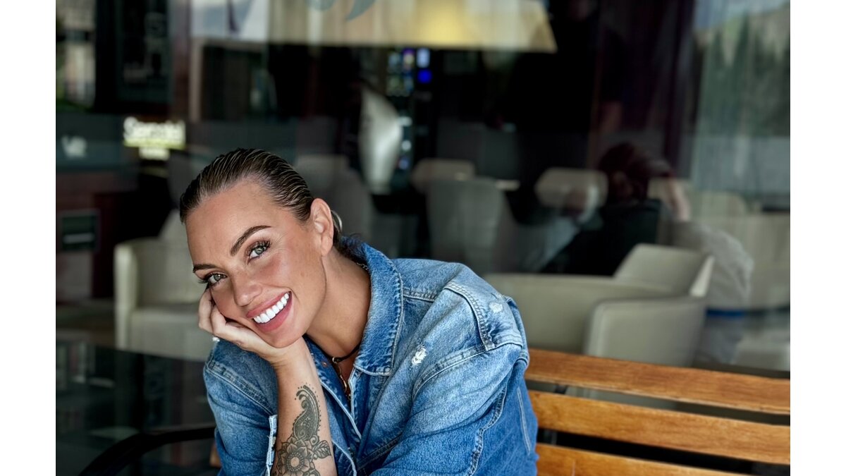 Meritxell Bautista caminant pel carrer, moviment i energia urbana